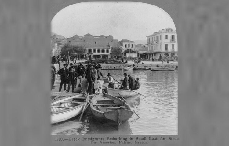 Έλληνες επιβιβάζονται σε βάρκες για να μεταβούν σε υπερωκεάνειο που θα τους μεταφέρει στις ΗΠΑ (Πάτρα, 1910) (φωτ.: http://commons.wikimedia.org)