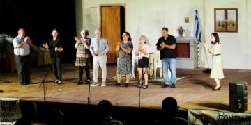 Χειροκρότημα μετά το τέλος της παράστασης «Ινάτενα» στην Αρχαία Πύδνα, Παρασκευή 7 Αυγούστου 2026 (φωτ.: Facebook / Αρχαία Πύδνα / Ancient Pydna)
