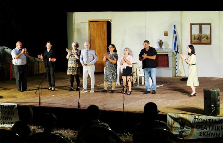 Χειροκρότημα μετά το τέλος της παράστασης «Ινάτενα» στην Αρχαία Πύδνα, Παρασκευή 7 Αυγούστου 2026 (φωτ.: Facebook / Αρχαία Πύδνα / Ancient Pydna)