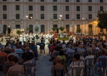 Στιγμιότυπο από την εκδήλωση του Συλλόγου Μικρασιατών και του Δήμου Καβάλας στην Πλατεία Καπνεργάτη. Κυριακή 2 Αυγούστου 2026 (φωτ.: Δήμος Καβάλας / Κώστας Σαραϊδάρης)