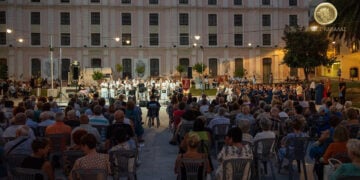 Στιγμιότυπο από την εκδήλωση του Συλλόγου Μικρασιατών και του Δήμου Καβάλας στην Πλατεία Καπνεργάτη. Κυριακή 2 Αυγούστου 2026 (φωτ.: Δήμος Καβάλας / Κώστας Σαραϊδάρης)