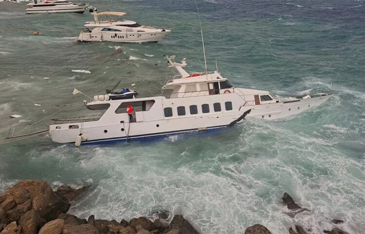 Το σημείο της τραγωδίας, στο Κάβο Γκρέκο. Λόγω της έντονης θαλασσοταραχής, συνολικά τρία σκάφη βρέθηκαν σε κίνδυνο. Σάββατο 29 Αυγούστου 2026 (πηγή: philenews.com)