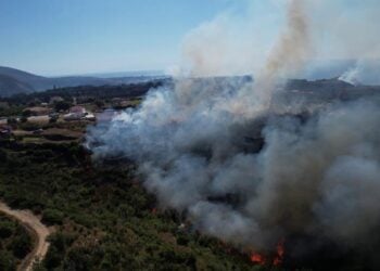 Φωτιά καίει στην ευρύτερη περιοχή του Μαυράτων και Χιονάτων στη νότια Κεφαλονιά. Κυριακή 2 Αυγούστου 2026 (φωτ.: ΑΠΕ-ΜΠΕ /Νικηφόρος Σταμένης)