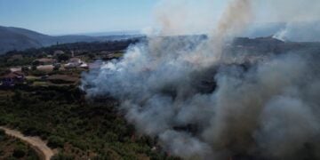 Φωτιά καίει στην ευρύτερη περιοχή του Μαυράτων και Χιονάτων στη νότια Κεφαλονιά. Κυριακή 2 Αυγούστου 2026 (φωτ.: ΑΠΕ-ΜΠΕ /Νικηφόρος Σταμένης)