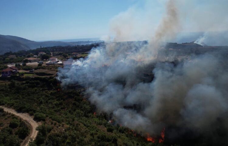 Φωτιά καίει στην ευρύτερη περιοχή του Μαυράτων και Χιονάτων στη νότια Κεφαλονιά. Κυριακή 2 Αυγούστου 2026 (φωτ.: ΑΠΕ-ΜΠΕ /Νικηφόρος Σταμένης)