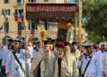 Aπό τη λιτάνευση του σκηνώματος του Αγίου Σπυρίδωνα στην παλιά πόλη της Κέρκυρας, με τις φιλαρμονικές και το πλήθος των πιστών, στις 11 Αυγούστου 2025 (φωτ.: Μητρόπολη Κερκύρας, Παξών και Διαποντίων Νήσων)
