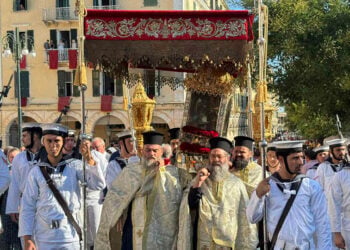 Aπό τη λιτάνευση του σκηνώματος του Αγίου Σπυρίδωνα στην παλιά πόλη της Κέρκυρας, με τις φιλαρμονικές και το πλήθος των πιστών, στις 11 Αυγούστου 2025 (φωτ.: Μητρόπολη Κερκύρας, Παξών και Διαποντίων Νήσων)