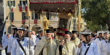 Aπό τη λιτάνευση του σκηνώματος του Αγίου Σπυρίδωνα στην παλιά πόλη της Κέρκυρας, με τις φιλαρμονικές και το πλήθος των πιστών, στις 11 Αυγούστου 2025 (φωτ.: Μητρόπολη Κερκύρας, Παξών και Διαποντίων Νήσων)