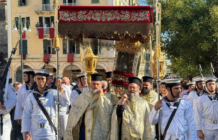 Aπό τη λιτάνευση του σκηνώματος του Αγίου Σπυρίδωνα στην παλιά πόλη της Κέρκυρας, με τις φιλαρμονικές και το πλήθος των πιστών, στις 11 Αυγούστου 2025 (φωτ.: Μητρόπολη Κερκύρας, Παξών και Διαποντίων Νήσων)