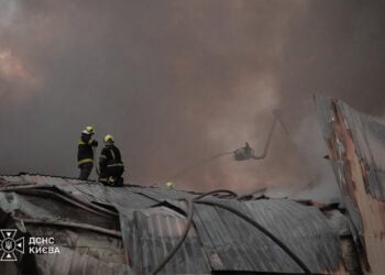 Ουκρανοί πυροσβέστες επιχειρούν μετά τις επιθέσεις με drone στην ευρύτερη περιοχή του Κιέβου, Τετάρτη 5 Αυγούστου 2026 (πηγή: X / Volodymyr Zelenskyy)