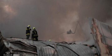 Ουκρανοί πυροσβέστες επιχειρούν μετά τις επιθέσεις με drone στην ευρύτερη περιοχή του Κιέβου, Τετάρτη 5 Αυγούστου 2026 (πηγή: X / Volodymyr Zelenskyy)