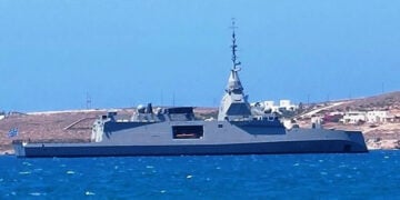 Η φρεγάτα «Κίμων» κατά τον κατάπλου της στην Πάρο, παραμονή του Δεκαπενταύγουστου (πηγή: Glomex / Parianos Typos)