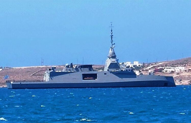 Η φρεγάτα «Κίμων» κατά τον κατάπλου της στην Πάρο, παραμονή του Δεκαπενταύγουστου (πηγή: Glomex / Parianos Typos)