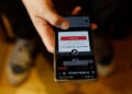 Έφηβος μπαίνει στο TikTok από το κινητό του (φωτ.: EPA / Luong Thai Linh)