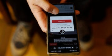 Έφηβος μπαίνει στο TikTok από το κινητό του (φωτ.: EPA / Luong Thai Linh)