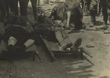 Μικρασιατική εκστρατεία: τραυματίες στρατιώτες έξω από την Κιουτάχεια, στο Μποζ Τεκέ (πηγή: 
Ελληνικό Λογοτεχνικό και Ιστορικό Αρχείο - Μορφωτικό Ίδρυμα Εθνικής Τραπέζης)