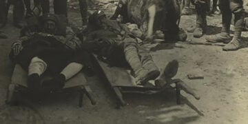 Μικρασιατική εκστρατεία: τραυματίες στρατιώτες έξω από την Κιουτάχεια, στο Μποζ Τεκέ (πηγή:
Ελληνικό Λογοτεχνικό και Ιστορικό Αρχείο - Μορφωτικό Ίδρυμα Εθνικής Τραπέζης)