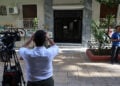 Δημοσιογράφοι έξω από την πολυκατοικία της οδού Θάσου στην Κυψέλη. Σε διαμέρισμα βραχυχρόνιας μίσθωσης βρέθηκε σορός βρέφους, κατεψυγμένη. Δευτέρα 31 Αυγούστου 2026  (φωτ.: EUROKINISSI / Γιάννης Παναγόπουλος)