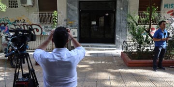 Δημοσιογράφοι έξω από την πολυκατοικία της οδού Θάσου στην Κυψέλη. Σε διαμέρισμα βραχυχρόνιας μίσθωσης βρέθηκε σορός βρέφους, κατεψυγμένη. Δευτέρα 31 Αυγούστου 2026  (φωτ.: EUROKINISSI / Γιάννης Παναγόπουλος)