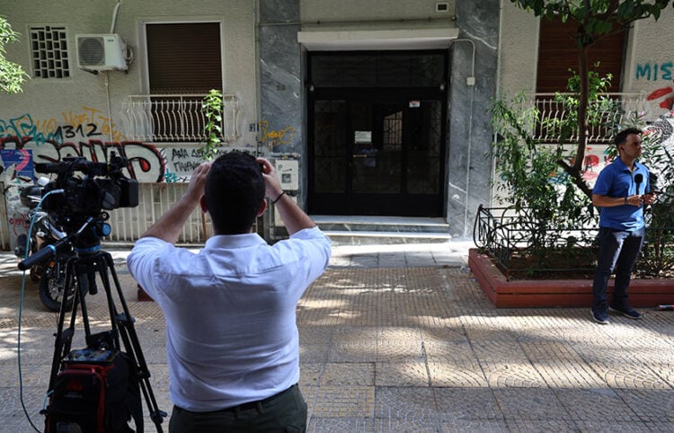 Δημοσιογράφοι έξω από την πολυκατοικία της οδού Θάσου στην Κυψέλη. Σε διαμέρισμα βραχυχρόνιας μίσθωσης βρέθηκε σορός βρέφους, κατεψυγμένη. Δευτέρα 31 Αυγούστου 2026 (φωτ.: EUROKINISSI / Γιάννης Παναγόπουλος)