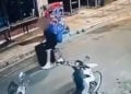 Ο 26χρονος Αφγανός σε καρέ από το βίντεο, να κουβαλά τη βαλίτσα που περιείχε τη σορό της Βρετανίδας (πηγή: Glomex)