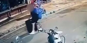 Ο 26χρονος Αφγανός σε καρέ από το βίντεο, να κουβαλά τη βαλίτσα που περιείχε τη σορό της Βρετανίδας (πηγή: Glomex)
