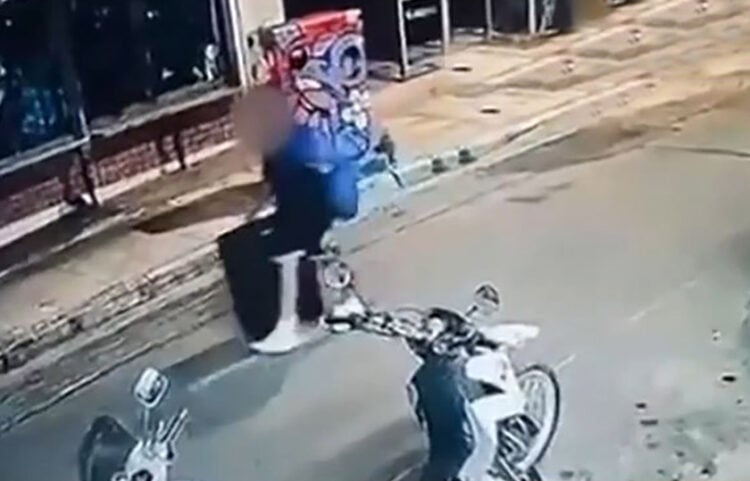 Ο 26χρονος Αφγανός σε καρέ από το βίντεο, να κουβαλά τη βαλίτσα που περιείχε τη σορό της Βρετανίδας (πηγή: Glomex)