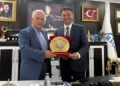 Ο πρόεδρος της ΚΕΔΕ Λάζαρος Κυρίζογλου με τον δήμαρχο Ματσούκας Κοράι Κοτσάν, κατά τη συνάντησή τους στο δημαρχείο της Ματσούκας, στις 24 Αυγούστου 2026 (φωτ.: Δήμος Αμπελοκήπων-Μενεμένης)