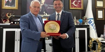 Ο πρόεδρος της ΚΕΔΕ Λάζαρος Κυρίζογλου με τον δήμαρχο Ματσούκας Κοράι Κοτσάν, κατά τη συνάντησή τους στο δημαρχείο της Ματσούκας, στις 24 Αυγούστου 2026 (φωτ.: Δήμος Αμπελοκήπων-Μενεμένης)