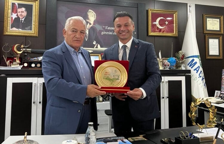 Ο πρόεδρος της ΚΕΔΕ Λάζαρος Κυρίζογλου με τον δήμαρχο Ματσούκας Κοράι Κοτσάν, κατά τη συνάντησή τους στο δημαρχείο της Ματσούκας, στις 24 Αυγούστου 2026 (φωτ.: Δήμος Αμπελοκήπων-Μενεμένης)