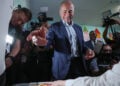 Ο Ρόμπερτ Κοτσαριάν, επικεφαλής της Συμμαχίας της Αρμενίας, ψηφίζει για τις βουλευτικές εκλογές σε εκλογικό τμήμα στο Γερεβάν. 7 Ιουνίου 2026 (φωτ.: EPA / Vahram Baghdasaryan / Photolure)