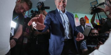 Ο Ρόμπερτ Κοτσαριάν, επικεφαλής της Συμμαχίας της Αρμενίας, ψηφίζει για τις βουλευτικές εκλογές σε εκλογικό τμήμα στο Γερεβάν. 7 Ιουνίου 2026 (φωτ.: EPA / Vahram Baghdasaryan / Photolure)