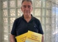 Ο Μιχάλης Κόκκινος κρατά το φωτογραφικό λεύκωμα για την Αλικαρνασσό της Μικράς Ασίας (φωτ.: ΑΠΕ-ΜΠΕ)
