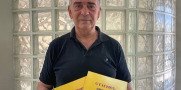 Ο Μιχάλης Κόκκινος κρατά το φωτογραφικό λεύκωμα για την Αλικαρνασσό της Μικράς Ασίας (φωτ.: ΑΠΕ-ΜΠΕ)