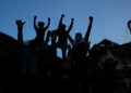 Διασώστες επιχειρούν στα ερείπια κτηρίου που κατέρρευσε από τον ισχυρό σεισμό στο Κάλι της Κολομβίας, στις 10 Αυγούστου 2026 (φωτ.: EPA / Ernesto Guzman Jr)