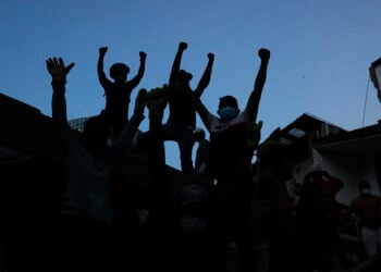 Διασώστες επιχειρούν στα ερείπια κτηρίου που κατέρρευσε από τον ισχυρό σεισμό στο Κάλι της Κολομβίας, στις 10 Αυγούστου 2026 (φωτ.: EPA / Ernesto Guzman Jr)