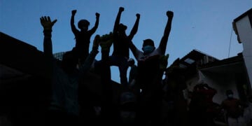 Διασώστες επιχειρούν στα ερείπια κτηρίου που κατέρρευσε από τον ισχυρό σεισμό στο Κάλι της Κολομβίας, στις 10 Αυγούστου 2026 (φωτ.: EPA / Ernesto Guzman Jr)