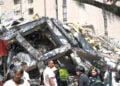 Κάτοικοι εξετάζουν τα ερείπια κτηρίου που κατέρρευσε μετά το σεισμό των 7,4 βαθμών στο Κάλι της Κολομβίας, στις 10 Αυγούστου 2026 (φωτ.: EPA / Ernesto Guzman Jr)