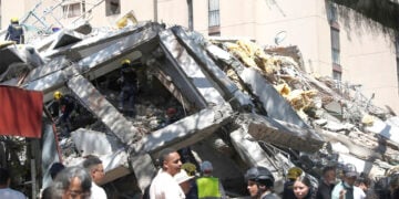 Κάτοικοι εξετάζουν τα ερείπια κτηρίου που κατέρρευσε μετά το σεισμό των 7,4 βαθμών στο Κάλι της Κολομβίας, στις 10 Αυγούστου 2026 (φωτ.: EPA / Ernesto Guzman Jr)