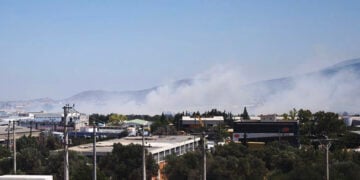 Καπνός από τη φωτιά στο Κορωπί, Τετάρτη 5 Αυγούστου 2026 (φωτ.: Facebook / Πυρκαγιά Ενημέρωση / Nou Vou)