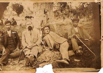 Συντροφιά Ελλήνων στα Κοτύωρα. Ανάμεσά τους ο Βασίλης Χατσιπαυλίδης. Καρτ ποστάλ με ημερομηνία 6 Ιουλίου 1929 (φωτ.: Ελληνικό Μωσαϊκό / Ιωάννα Πασαλίδου)