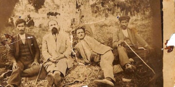 Συντροφιά Ελλήνων στα Κοτύωρα. Ανάμεσά τους ο Βασίλης Χατσιπαυλίδης. Καρτ ποστάλ με ημερομηνία 6 Ιουλίου 1929 (φωτ.: Ελληνικό Μωσαϊκό / Ιωάννα Πασαλίδου)
