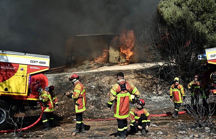 Η ομάδα των Γάλλων πυροσβεστών στη μάχη με τις φλόγες στον Κουβαρά (φωτ.: EUROKINISSI / Μιχάλης Καραγιάννης)