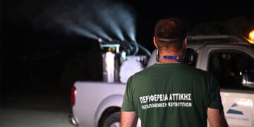 Ψεκασμοί για τα κουνούπια, από την Περιφέρεια Αττικής (φωτ.: Γραφείο Τύπου Περιφέρειας Αττικής)