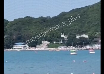Στο βάθος διακρίνεται καπνός μετά την έκρηξη που ακολούθησε την πτώση του drone-καμικάζι (πηγή: Χ)