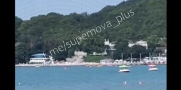 Στο βάθος διακρίνεται καπνός μετά την έκρηξη που ακολούθησε την πτώση του drone-καμικάζι (πηγή: Χ)