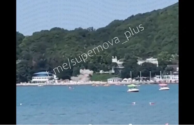 Στο βάθος διακρίνεται καπνός μετά την έκρηξη που ακολούθησε την πτώση του drone-καμικάζι (πηγή: Χ)