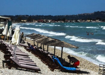 Κύματα (φωτ.: EUROKINISSI / Γιώργος Κονταρίνης)