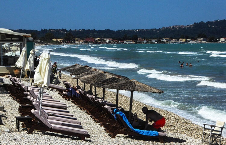 Κύματα (φωτ.: EUROKINISSI / Γιώργος Κονταρίνης)