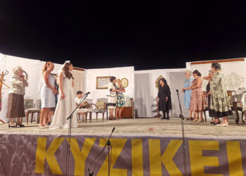 Η θεατρική ομάδα του Συλλόγου Αρτακηνών-Κυζικηνών στη σκηνή του Πάρκου Κυζικείων (φωτ.: Δήμος Χαλκιδέων)